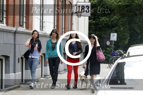 Amsterdam 10 juni 2012
Roos ten Brink met haar dochters en hond bij het vondelpark.
Peter Smulders bv