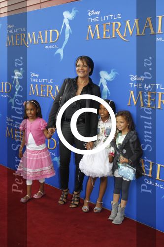 Rotterdam, 16 Juni 2012
Premiere Musical Little Mermaid in het Nieuwe Luxor theater
Ruth Jacott met kinderen
Foto Peter Smulders BV