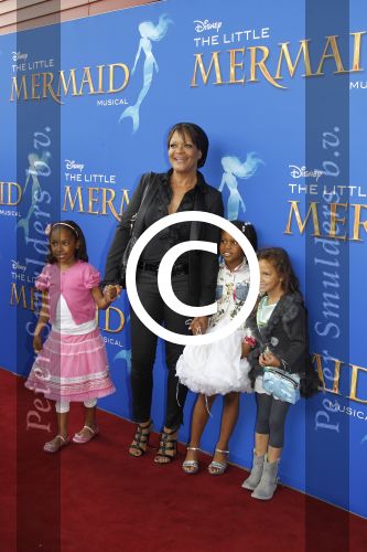 Rotterdam, 16 Juni 2012
Premiere Musical Little Mermaid in het Nieuwe Luxor theater
Ruth Jacott met kinderen
Foto Peter Smulders BV