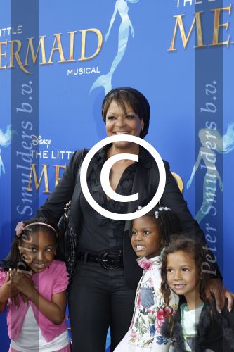 Rotterdam, 16 Juni 2012
Premiere Musical Little Mermaid in het Nieuwe Luxor theater
Ruth Jacott met kinderen
Foto Peter Smulders BV
