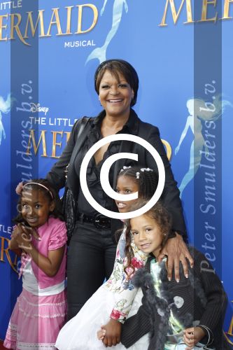 Rotterdam, 16 Juni 2012
Premiere Musical Little Mermaid in het Nieuwe Luxor theater
Ruth Jacott met kinderen
Foto Peter Smulders BV