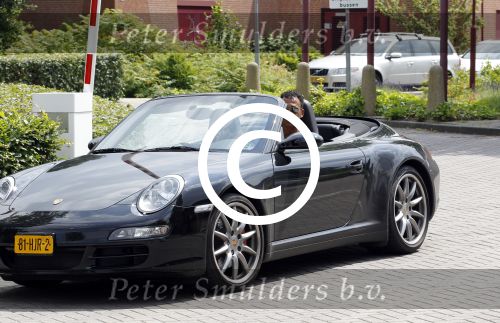 Amstelveen Amsterdam 19 juni 2012
Ruud Gullit en Estelle Cruijff gaan naar de diploma uitreiking van hun zoon op de internationale School Amsterdam. Ruud komt met zijn porsche cabrio.
Peter Smulders bv
