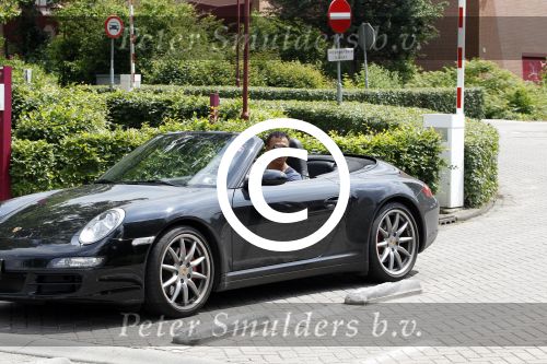 Amstelveen Amsterdam 19 juni 2012
Ruud Gullit en Estelle Cruijff gaan naar de diploma uitreiking van hun zoon op de internationale School Amsterdam. Ruud komt met zijn porsche cabrio.
Peter Smulders bv