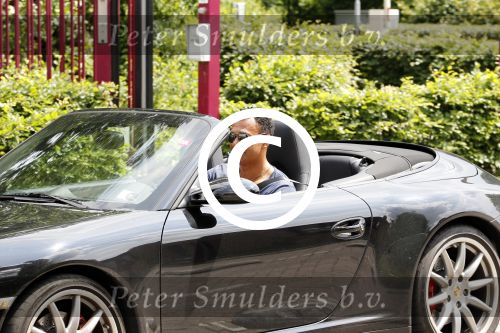 Amstelveen Amsterdam 19 juni 2012
Ruud Gullit en Estelle Cruijff gaan naar de diploma uitreiking van hun zoon op de internationale School Amsterdam. Ruud komt met zijn porsche cabrio.
Peter Smulders bv
