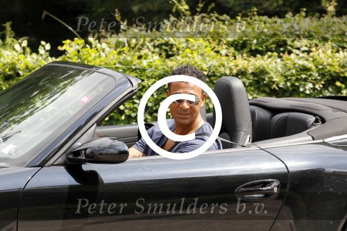 Amstelveen Amsterdam 19 juni 2012
Ruud Gullit en Estelle Cruijff gaan naar de diploma uitreiking van hun zoon op de internationale School Amsterdam. Ruud komt met zijn porsche cabrio.
Peter Smulders bv