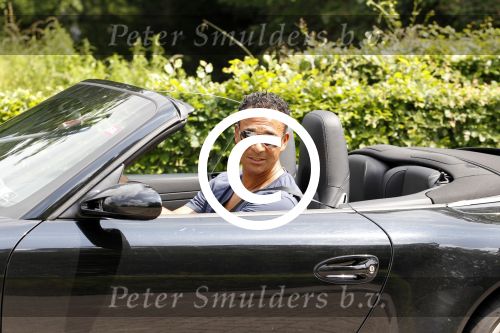 Amstelveen Amsterdam 19 juni 2012
Ruud Gullit en Estelle Cruijff gaan naar de diploma uitreiking van hun zoon op de internationale School Amsterdam. Ruud komt met zijn porsche cabrio.
Peter Smulders bv