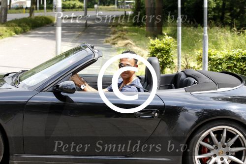 Amstelveen Amsterdam 19 juni 2012
Ruud Gullit en Estelle Cruijff gaan naar de diploma uitreiking van hun zoon op de internationale School Amsterdam. Ruud komt met zijn porsche cabrio.
Peter Smulders bv