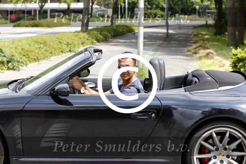 Amstelveen Amsterdam 19 juni 2012
Ruud Gullit en Estelle Cruijff gaan naar de diploma uitreiking van hun zoon op de internationale School Amsterdam. Ruud komt met zijn porsche cabrio.
Peter Smulders bv