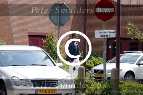 Amstelveen Amsterdam 19 juni 2012
Ruud Gullit en Estelle Cruijff gaan naar de diploma uitreiking van hun zoon op de internationale School Amsterdam. Ruud komt met zijn porsche cabrio.
Peter Smulders bv