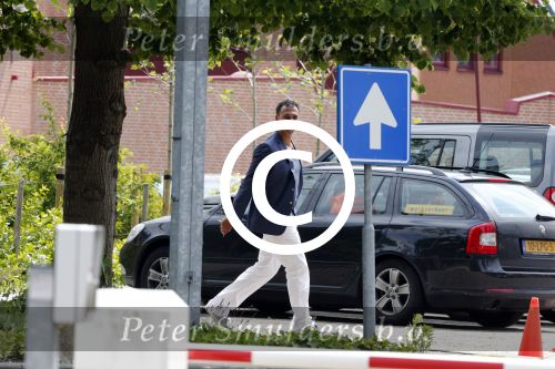 Amstelveen Amsterdam 19 juni 2012
Ruud Gullit en Estelle Cruijff gaan naar de diploma uitreiking van hun zoon op de internationale School Amsterdam. Ruud komt met zijn porsche cabrio.
Peter Smulders bv