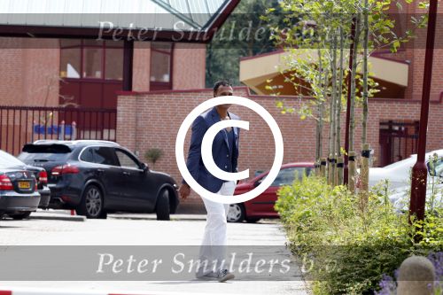 Amstelveen Amsterdam 19 juni 2012
Ruud Gullit en Estelle Cruijff gaan naar de diploma uitreiking van hun zoon op de internationale School Amsterdam. Ruud komt met zijn porsche cabrio.
Peter Smulders bv