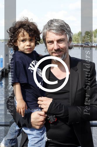 Huizen 7 juli 2012
Trouwen Jeroen Nieuwenhuizen en zijn vrouw Kayla bij fletcher hotel in Huizen.
Ruud de Wild met zoon
Peter Smulders bv