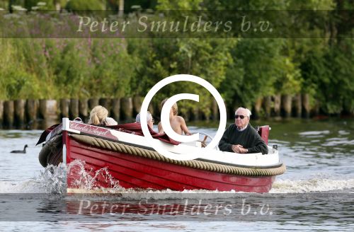 Nederhorst den Berg 22 juli 2012
Wendy v Dijk met Sem en Lizzy en Erland Galjaard aan het varen op de vecht. Ook de ouders van Erland zijn aanwezig op de sloep.
Peter Smulders bv