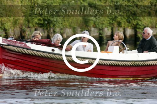 Nederhorst den Berg 22 juli 2012
Wendy v Dijk met Sem en Lizzy en Erland Galjaard aan het varen op de vecht. Ook de ouders van Erland zijn aanwezig op de sloep.
Peter Smulders bv