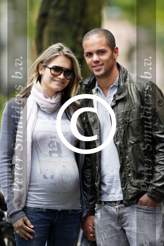 Amsterdam 19 juli 2012
Shirley Dubbelboer zwanger van een tweeling met vriend in Amsterdam.
Peter Smulders bv