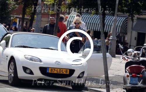 Amsterdam 9 augustus 2012
Stacey Rookhuizen met haar cabrio in amsterdam.
Peter Smulders bv