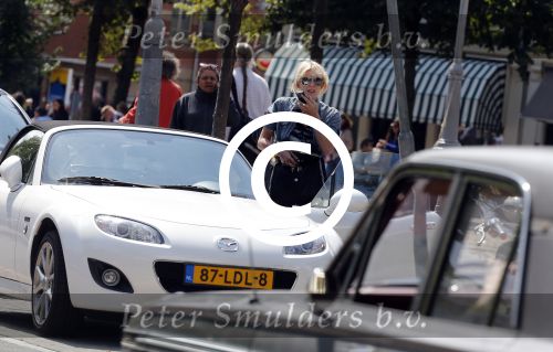 Amsterdam 9 augustus 2012
Stacey Rookhuizen met haar cabrio in amsterdam.
Peter Smulders bv