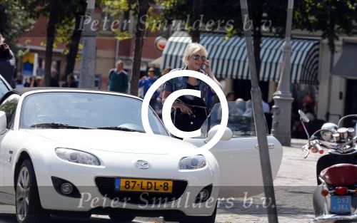 Amsterdam 9 augustus 2012
Stacey Rookhuizen met haar cabrio in amsterdam.
Peter Smulders bv