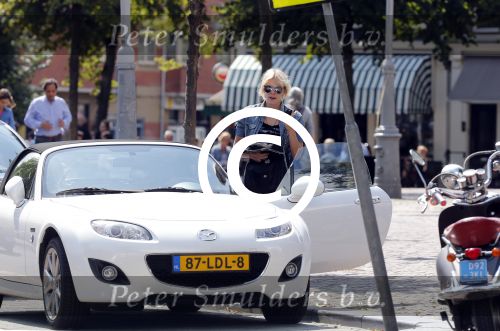 Amsterdam 9 augustus 2012
Stacey Rookhuizen met haar cabrio in amsterdam.
Peter Smulders bv