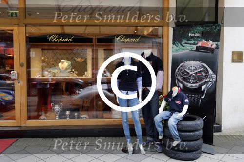 Amsterdam 6 juli 2012
Auto (porsche spyder) en kleding state of art bij chopard winkel op de pc hooftstraat.
Peter Smulders bv