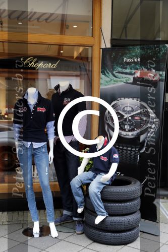 Amsterdam 6 juli 2012
Auto (porsche spyder) en kleding state of art bij chopard winkel op de pc hooftstraat.
Peter Smulders bv