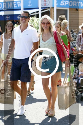 St Tropez 4 augustus 2012
Feestje van Michiel Mol voor zijn 43e verjaardag. Aanwezig oa Harrie Mens met zijn dochters Noor Suze Marloes en Sarah. Ook de ouders van Michiel Jan en ... zijn aanwezig . Suze met haar vriend Emiel de Sevren
Peter Smulders bv