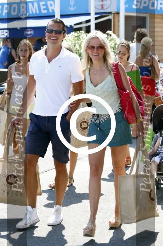 St Tropez 4 augustus 2012
Feestje van Michiel Mol voor zijn 43e verjaardag. Aanwezig oa Harrie Mens met zijn dochters Noor Suze Marloes en Sarah. Ook de ouders van Michiel Jan en ... zijn aanwezig . Suze met haar vriend Emiel de Sevren
Peter Smulders bv
