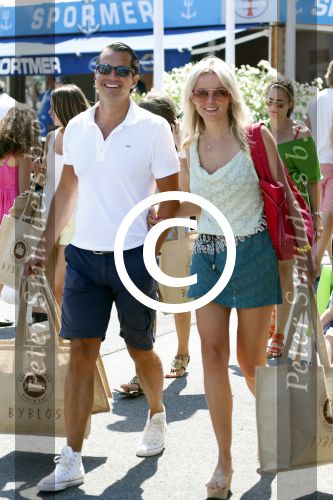 St Tropez 4 augustus 2012
Feestje van Michiel Mol voor zijn 43e verjaardag. Aanwezig oa Harrie Mens met zijn dochters Noor Suze Marloes en Sarah. Ook de ouders van Michiel Jan en ... zijn aanwezig . Suze met haar vriend Emiel de Sevren
Peter Smulders bv