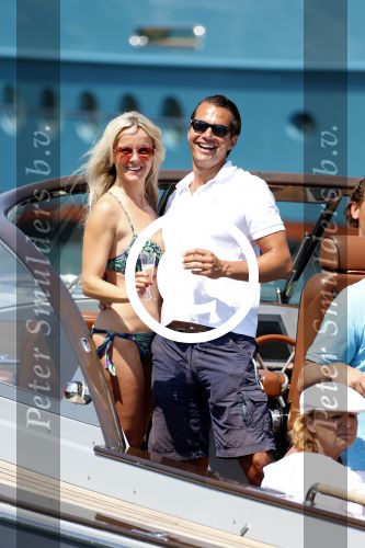 St Tropez 4 augustus 2012
Feestje van Michiel Mol voor zijn 43e verjaardag. Aanwezig oa Harrie Mens met zijn dochters Noor Suze Marloes en Sarah. Ook de ouders van Michiel Jan en ... zijn aanwezig . Suze met haar vriend Emiel de Sevren
Peter Smulders bv