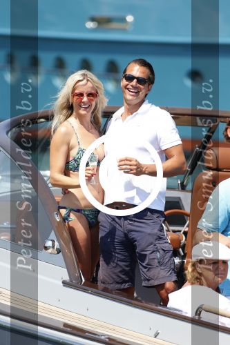 St Tropez 4 augustus 2012
Feestje van Michiel Mol voor zijn 43e verjaardag. Aanwezig oa Harrie Mens met zijn dochters Noor Suze Marloes en Sarah. Ook de ouders van Michiel Jan en ... zijn aanwezig . Suze met haar vriend Emiel de Sevren
Peter Smulders bv