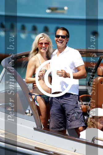 St Tropez 4 augustus 2012
Feestje van Michiel Mol voor zijn 43e verjaardag. Aanwezig oa Harrie Mens met zijn dochters Noor Suze Marloes en Sarah. Ook de ouders van Michiel Jan en ... zijn aanwezig . Suze met haar vriend Emiel de Sevren
Peter Smulders bv