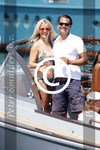 St Tropez 4 augustus 2012
Feestje van Michiel Mol voor zijn 43e verjaardag. Aanwezig oa Harrie Mens met zijn dochters Noor Suze Marloes en Sarah. Ook de ouders van Michiel Jan en ... zijn aanwezig . Suze met haar vriend Emiel de Sevren
Peter Smulders bv