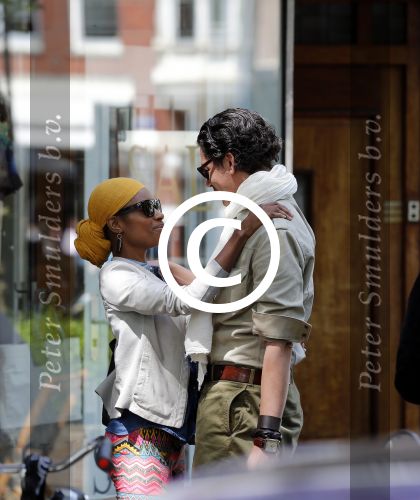 Amsterdam 20 juli 2012
Sylvana Simons met een kennis op de cornelis schuytstraat.
Peter Smulders bv