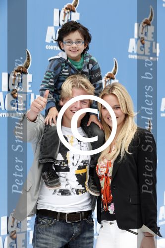 Haarlem 27 juni 2012
Premiere ice age 4 in pathe haarlem. Thomas Berge met vriendin Myrthe Mylius en een zoontje van een kennis
Peter Smulders bv