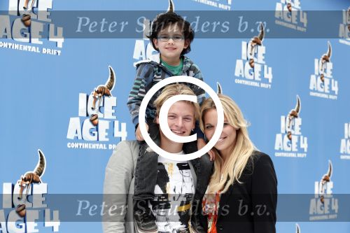 Haarlem 27 juni 2012
Premiere ice age 4 in pathe haarlem. Thomas Berge met vriendin Myrthe Mylius en een zoontje van een kennis
Peter Smulders bv
