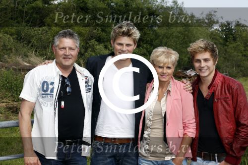 Kortenhoef 20 juni 2012
Feestje van platen maatschappij CNR in Kortenhoef. Tim Douwsma met ouders en broer
Peter Smulders bv