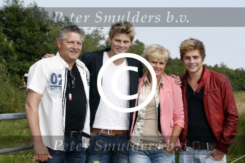 Kortenhoef 20 juni 2012
Feestje van platen maatschappij CNR in Kortenhoef. Tim Douwsma met ouders en broer
Peter Smulders bv