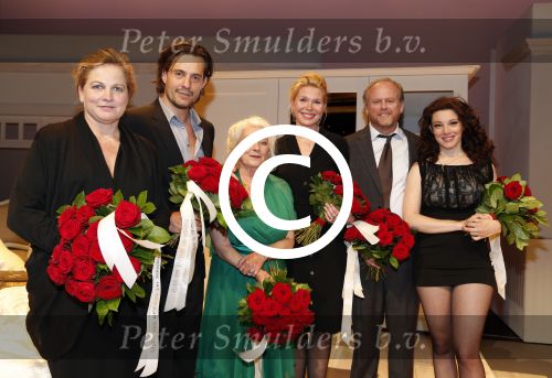 Amsterdam 17 juni 2012
Premiere het geheugen van water in het nieuwe de la mar.Tjitske Reidinga Anneke Blok Pauline Greidanus Rick Nicolet Vincent Croiset en Michiel Nooter
Peter Smulders bv