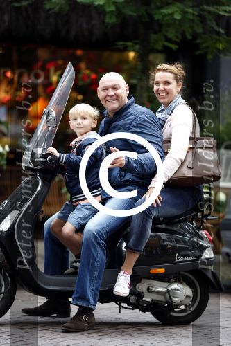 Amsterdam 7 augustus 2012
Toine Kwakman met zoon en vriendin op vespa scooter.
Peter Smulders bv