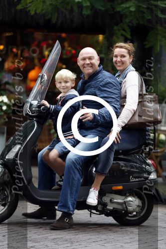 Amsterdam 7 augustus 2012
Toine Kwakman met zoon en vriendin op vespa scooter.
Peter Smulders bv