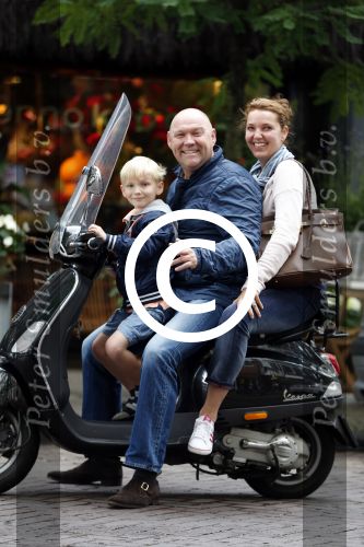Amsterdam 7 augustus 2012
Toine Kwakman met zoon en vriendin op vespa scooter.
Peter Smulders bv