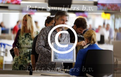 Schiphol 28 juli 2012
Victor Reinier vertrekt op schiphol met zijn vriendin dochter en... op vakantie.
Peter Smulders bv