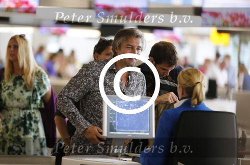 Schiphol 28 juli 2012
Victor Reinier vertrekt op schiphol met zijn vriendin dochter en... op vakantie.
Peter Smulders bv