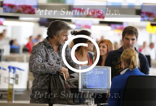 Schiphol 28 juli 2012
Victor Reinier vertrekt op schiphol met zijn vriendin dochter en... op vakantie.
Peter Smulders bv
