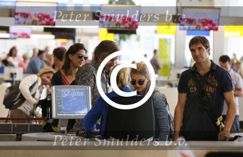 Schiphol 28 juli 2012
Victor Reinier vertrekt op schiphol met zijn vriendin dochter en... op vakantie.
Peter Smulders bv