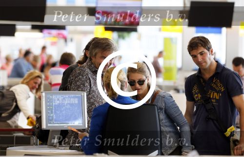 Schiphol 28 juli 2012
Victor Reinier vertrekt op schiphol met zijn vriendin dochter en... op vakantie.
Peter Smulders bv