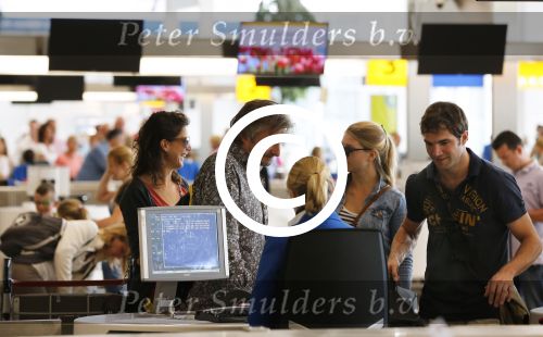Schiphol 28 juli 2012
Victor Reinier vertrekt op schiphol met zijn vriendin dochter en... op vakantie.
Peter Smulders bv