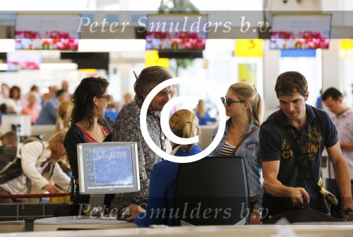 Schiphol 28 juli 2012
Victor Reinier vertrekt op schiphol met zijn vriendin dochter en... op vakantie.
Peter Smulders bv