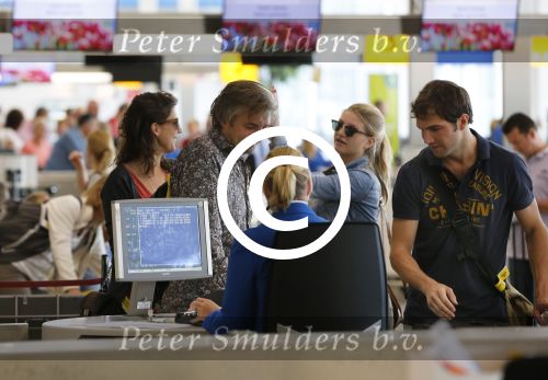 Schiphol 28 juli 2012
Victor Reinier vertrekt op schiphol met zijn vriendin dochter en... op vakantie.
Peter Smulders bv