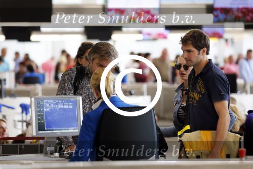 Schiphol 28 juli 2012
Victor Reinier vertrekt op schiphol met zijn vriendin dochter en... op vakantie.
Peter Smulders bv
